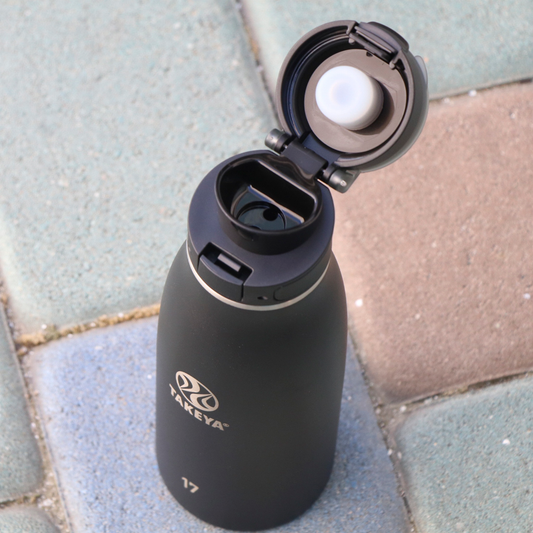 traveler-fliplocktm-lid-m1 96076-R-TravelerLid-Lifestyle-Onyx.png