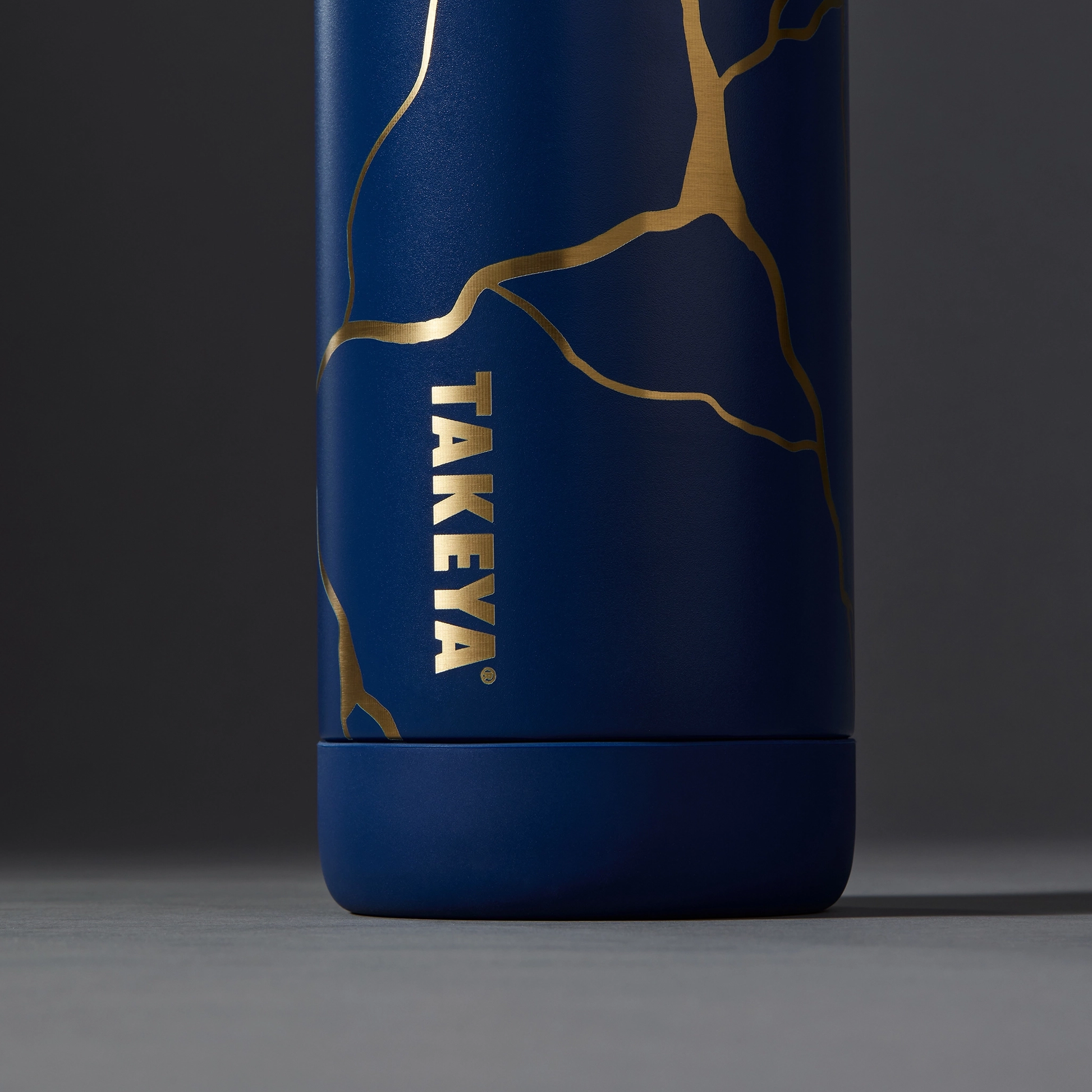 kintsugi-water-bottle-with-spout-lid-i3 51390-TK_HO25_Kintsugi_Takeya9241_Crop.png